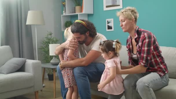 Papá abrazo hija que está molesto y llorando — Vídeos de Stock