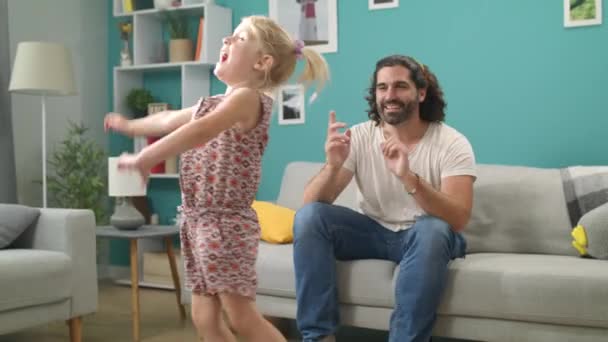 Тато танцює з донькою — стокове відео