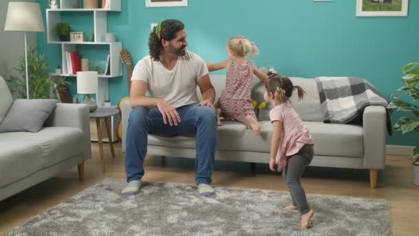 Vader pretendeert dat zijn dochter hem draagt op zijn schouders — Stockvideo