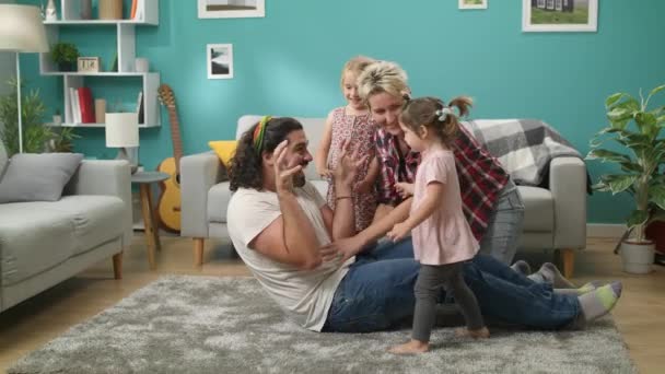 Papa dépeint un monstre tout en jouant avec les enfants — Video