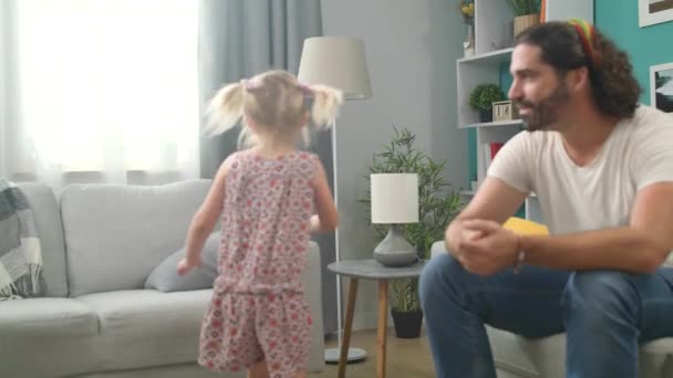 Papá está bailando con su hija en casa. — Vídeos de Stock