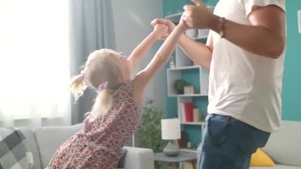 Papá está bailando con su hija y la voltea — Vídeo de stock