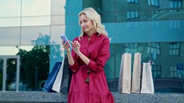 Paketleri ile Kız alışverişten sonra telefon kullanın.