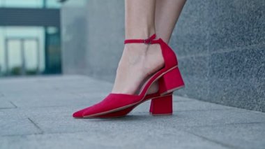 Şehirde ayakkabı kadın bacaklarının yakın çekim