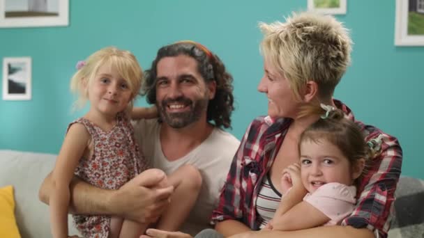 Retrato de las mamás papá y dos hijas — Vídeo de stock