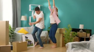 Genç çift yeni dairede dans eğlenceli var