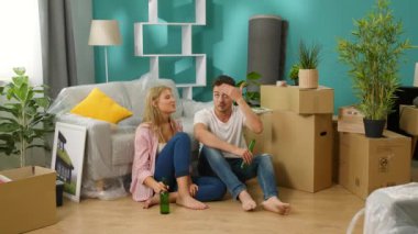 Çift yeni daireye taşıma ve bira içme kutluyor