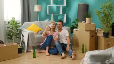 Genç çift yeni bir dairede telefonda selfie yapar