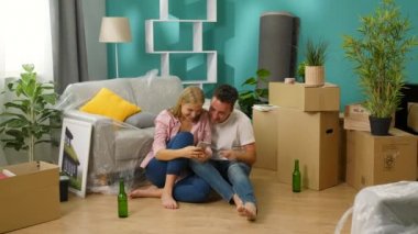 Çift yeni bir dairede telefonda selfie yapar