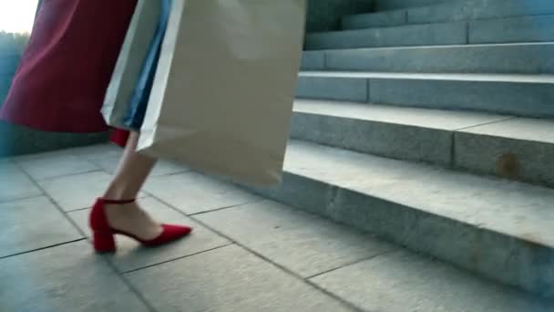 Primer plano de las piernas femeninas en tacones altos caminando por las escaleras — Vídeo de stock