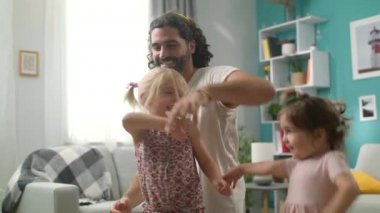 evde baba ile dans sevimli küçük kız