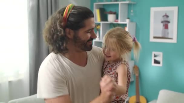 Papa is dansen met zijn dochter in zijn armen thuis — Stockvideo