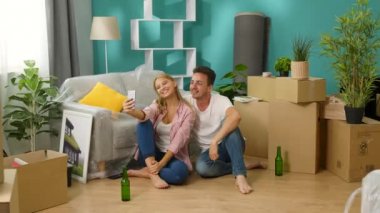 Genç çift yeni bir dairede bir telefon görüntülü arama yapar