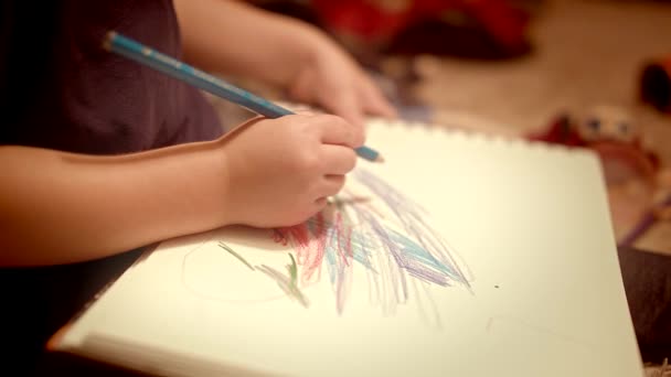 Κοντινό πλάνο ένα μικρό κορίτσι ζωγραφίζει με μολύβια σε μια διακοσμητική σκηνή τη νύχτα — Αρχείο Βίντεο
