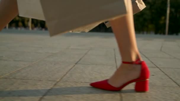 Primer plano de las piernas femeninas en tacones altos caminando por la calle — Vídeo de stock