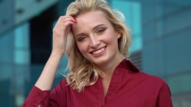 Şehirde güzel bir genç kadın portresi