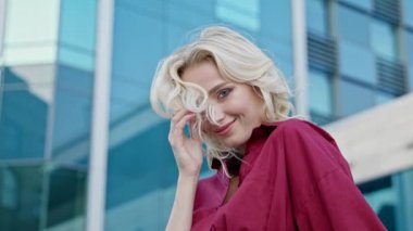 Genç güzel kız şehir merkezinde bir kamera ile flört