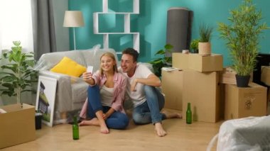 Çift yeni bir dairede bir akıllı telefon üzerinde görüntülü arama yapar