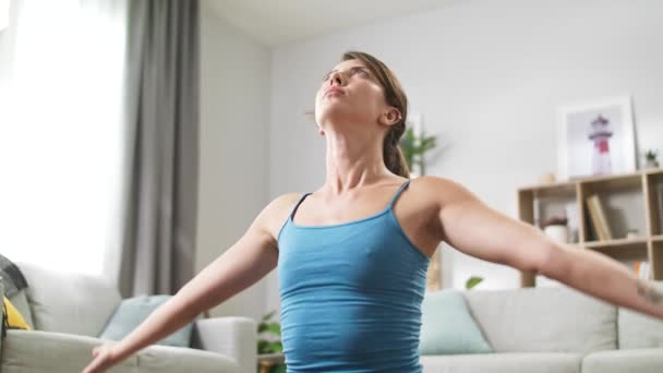 Primer plano de la mujer haciendo namaste en su sala de estar — Vídeos de Stock