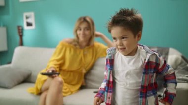 Annesiyle çizgi film izleyen çocuğun portresi