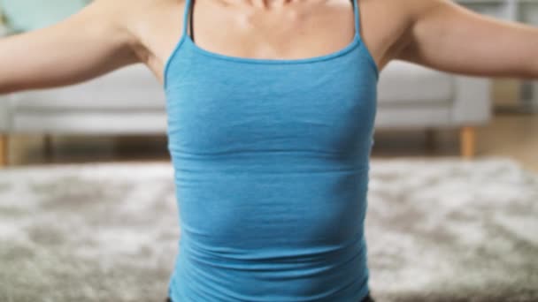 Close up de yogi feminino fazendo namaste em sua sala de estar — Vídeo de Stock