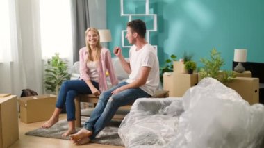 Genç çift yeni bir dairede kaya kağıt makas oyunları oynar