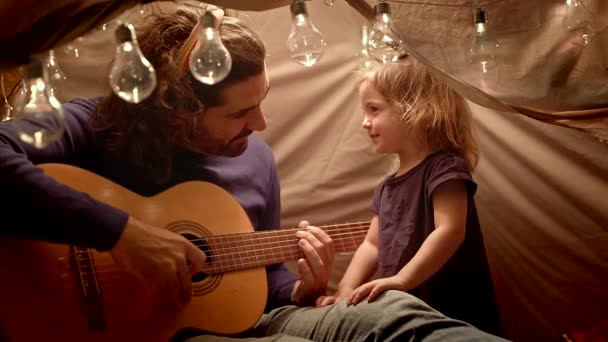 Papa joue de la guitare pour sa fille dans une tente pour enfants — Video