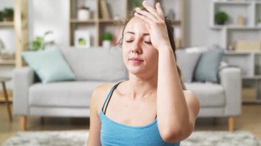 Eğitimden sonra, kız yerde oturan ve kameraya bakıyor