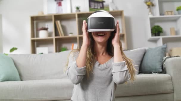 Молода дівчина дивиться фільм з окулярами віртуальної реальності — стокове відео