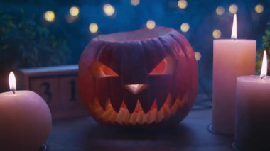 Beyaz dumanlı balkabağı ve mumlar.