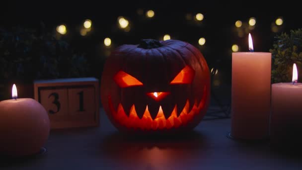 Mosolygó halloween tök a fa asztalon egy misztikus éjszaka — Stock videók