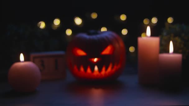 Усміхнений хеллоуїн гарбуз на дерев'яному столі в містичну ніч — стокове відео