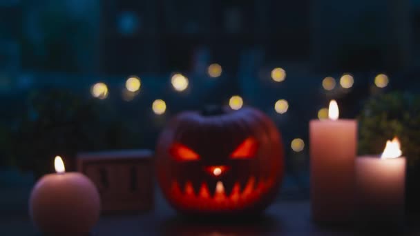 Calabazas de Halloween Jack-o-latern con velas en la mesa de madera — Vídeo de stock