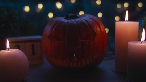 Calabaza Jack-o-Lantern y velas en la mesa con humo blanco — Vídeo de stock
