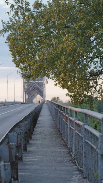 Pusta Ścieżka Przez Most Rzeka Przejście Spokojny Wiosenny Dzień Świt — Zdjęcie stockowe