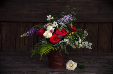 gül ve diğer farklı çiçeklerden çiçek buketi