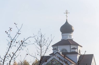 Ortodoks Kilisesi. gri bir gökyüzü arka plan üzerinde bir kabuk ile kubbeler. Bahar