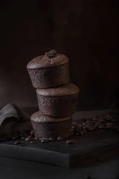 Magdalenas de chocolate y café sobre un fondo de madera oscura — Foto de Stock