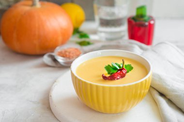 Sarı biberli sarı bir kase sebze çorbası.