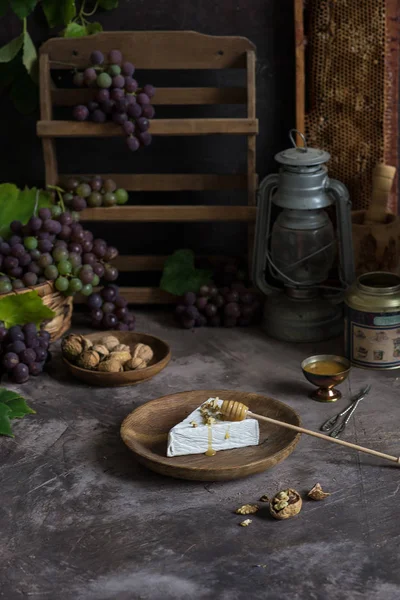 Queso brie cuajada con miel, nueces y uvas — Foto de Stock