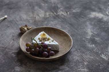 bal, ceviz ve üzüm ile brie peynir lor