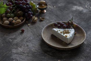 bal, ceviz ve üzüm ile brie peynir lor