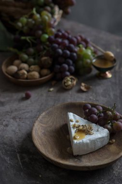 bal, ceviz ve üzüm ile brie peynir lor