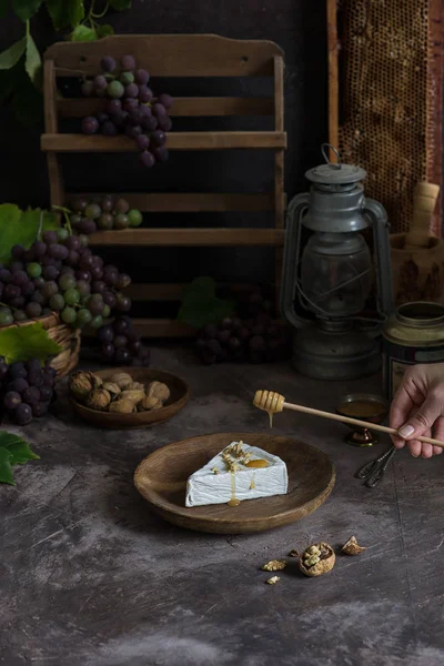 Queso brie cuajada con miel, nueces y uvas — Foto de Stock