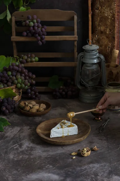 Творог с сыром бри с медом, грецкими орехами и виноградом — стоковое фото