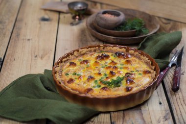 ahşap bir arka plan üzerinde peynir ve yeşil bezelye ile açık yuvarlak kek