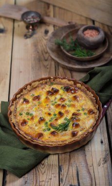 ahşap bir arka plan üzerinde peynir ve yeşil bezelye ile açık yuvarlak kek