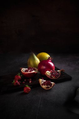 ahşap üzerinde klasik ışık ile diğer meyve bodegon ile nar ve armut