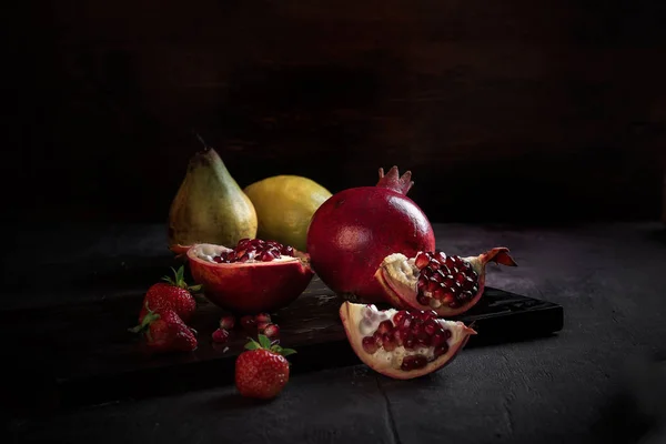 Granatäpfel und Birnen mit anderen Früchten Bodegon mit klassischem Licht auf Holz — Stockfoto