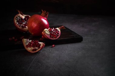 ahşap üzerinde klasik ışık ile diğer meyve bodegon ile nar ve armut